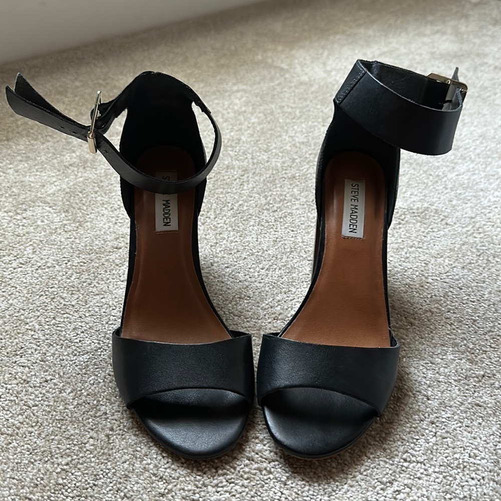 Steve Madden size 8 heel strap defective can be glued
